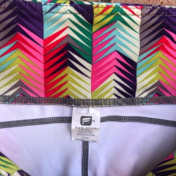 Fabletics Lima Capri Multicolored Chevron Pattern Leggings 21" inseam - Picture 7 of 7